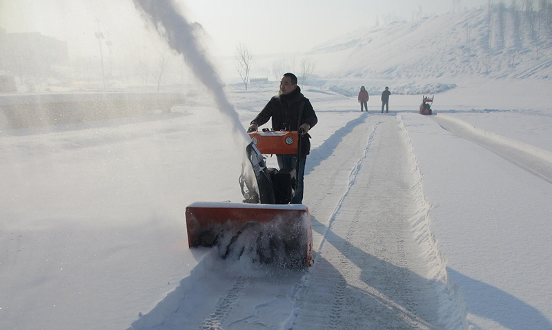 小(xiǎo)型掃雪機(jī).jpg 小(xiǎo)型掃雪機(jī).jpg
